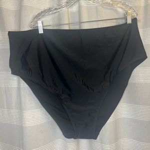 Woman’s 4x black swim bottom new without tags.